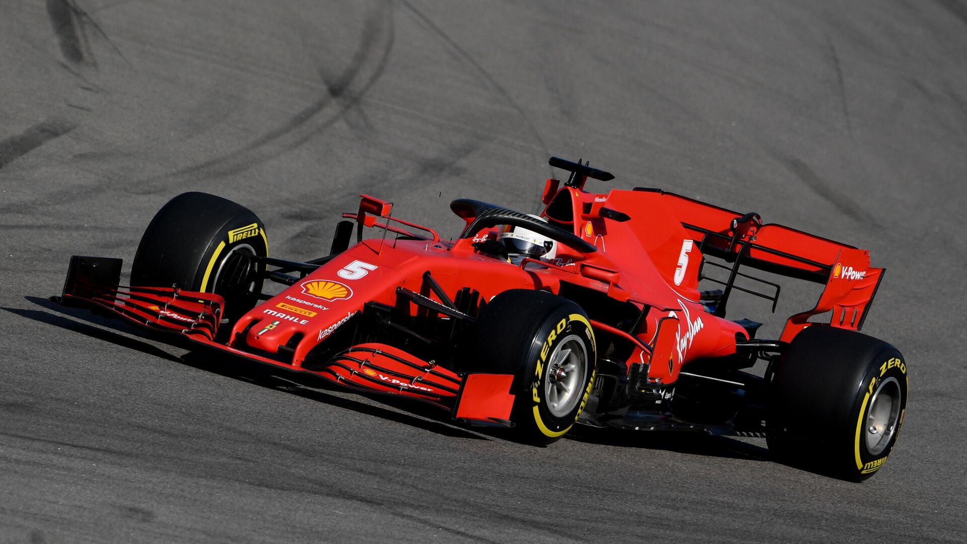 F1赛车赛事中火箭战胜对手成功退赛