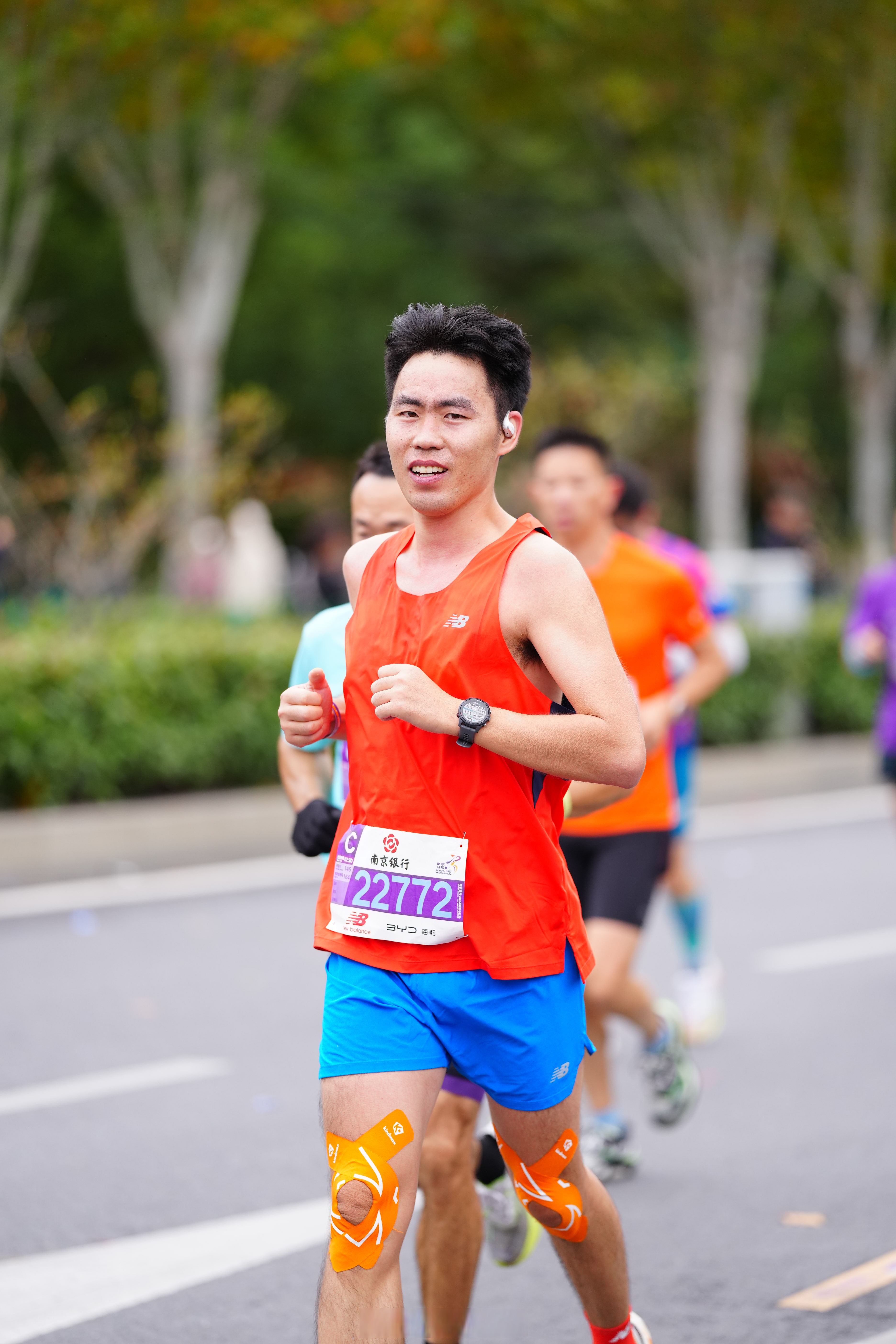 关于上海举行马拉松比赛，勇士表现压倒性的信息