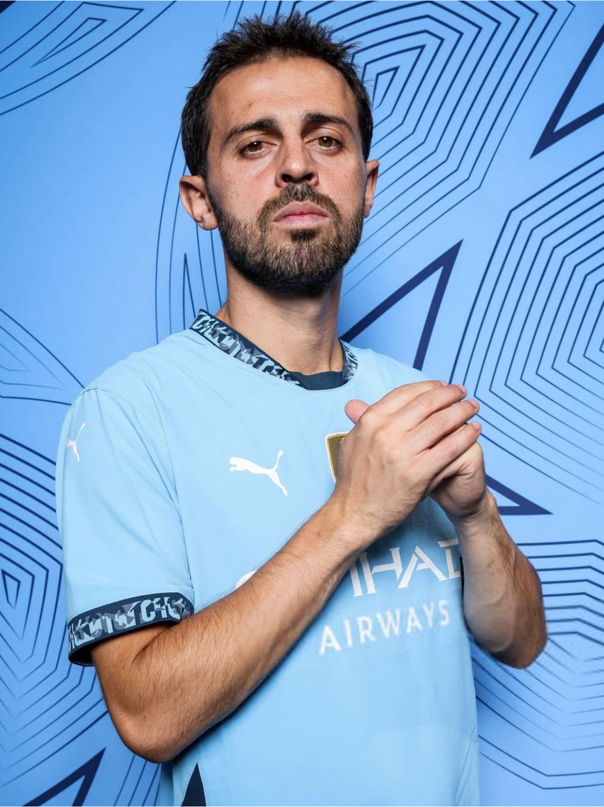 赛场上球员们展现出色表现,引发球迷狂热追捧 赛场上球员们展现出色表现,引发球迷狂热追捧